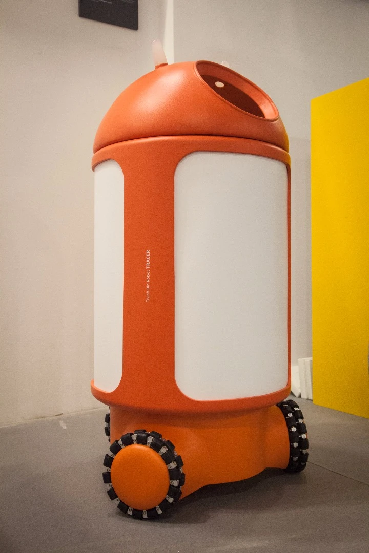 Global Grad Show: Tracer is a robotic trash bin that shifts its location to meet the needs of busy places. By Suhyun Lee from the Samsung Art & Design Institute, Korea