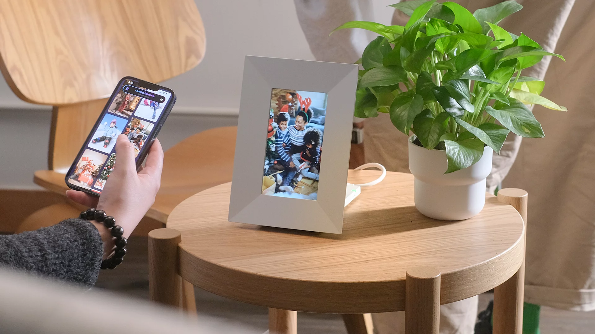 The Looking Glass Go can turn 2D still photos into 3D images with movement and depth