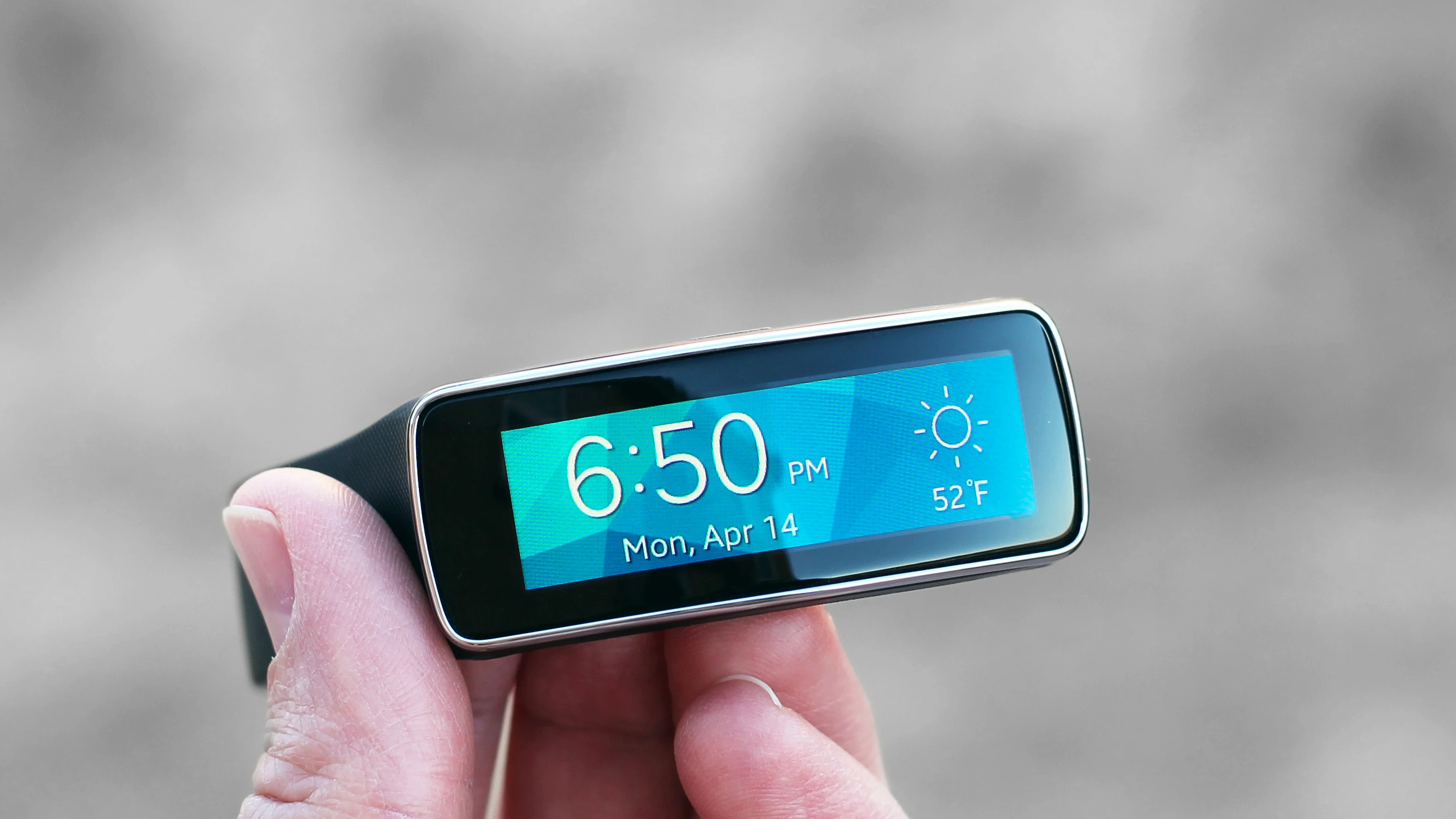 Gizmag reviews the Samsung Gear Fit, a workout tracker with some smartwatch features