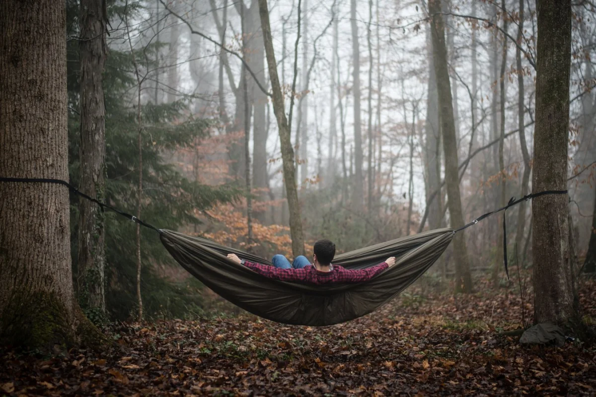 The Swayy hammock is suspended by aluminum alloy cinch buckles and carabiners, along with polyester and Dyneema webbing