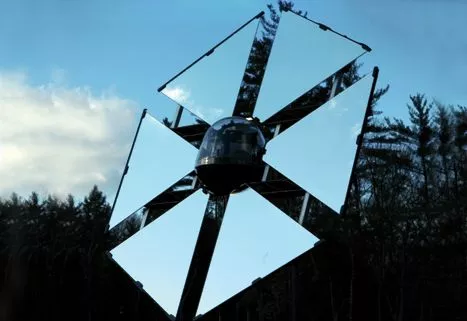 The Sunflower incorporates a microprocessor, motion servos and sun sensors, all of which are solar-powered