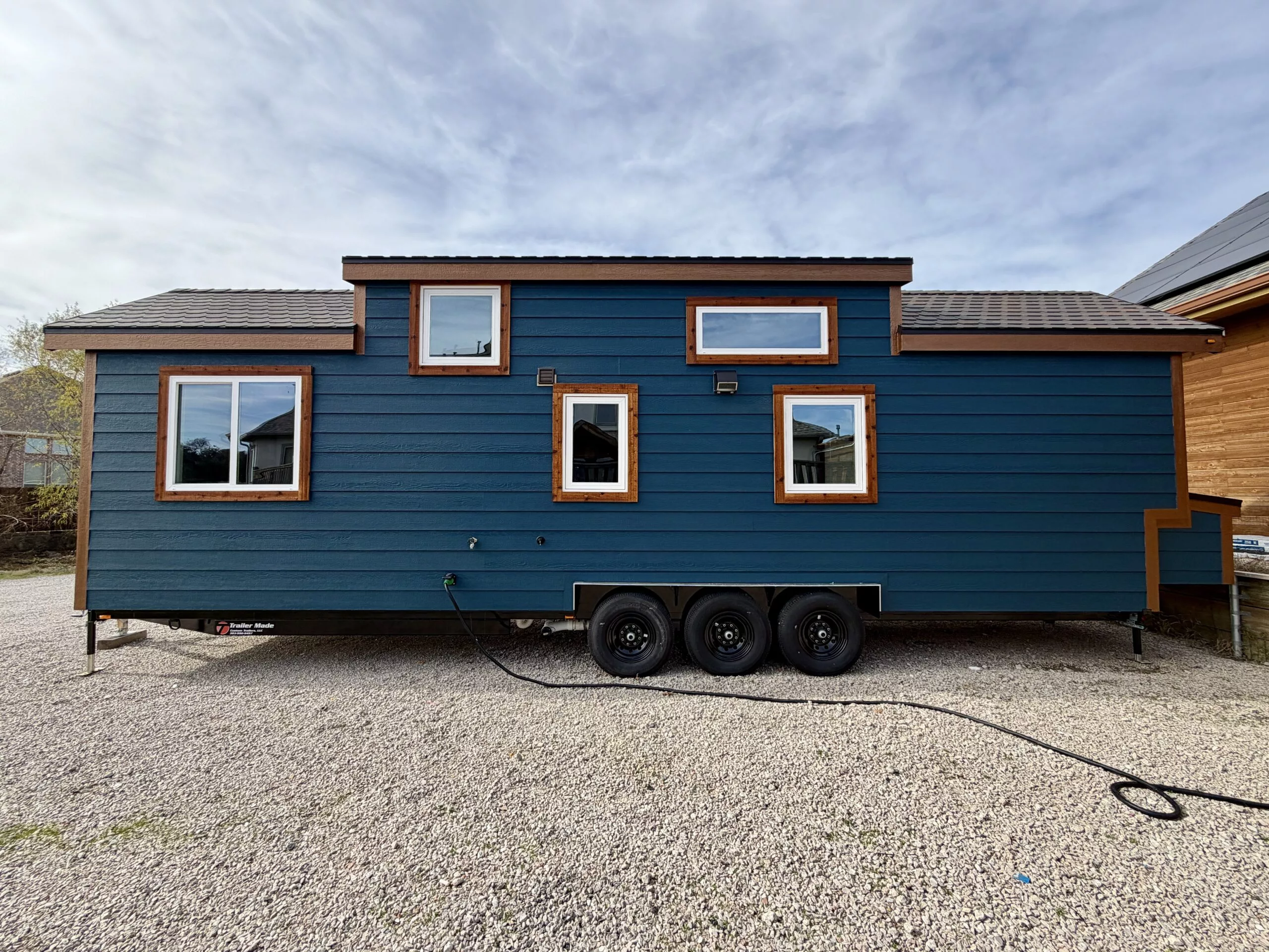 The Seawillow is based on a triple-axle trailer and has a length of 32 ft (9.75 m)