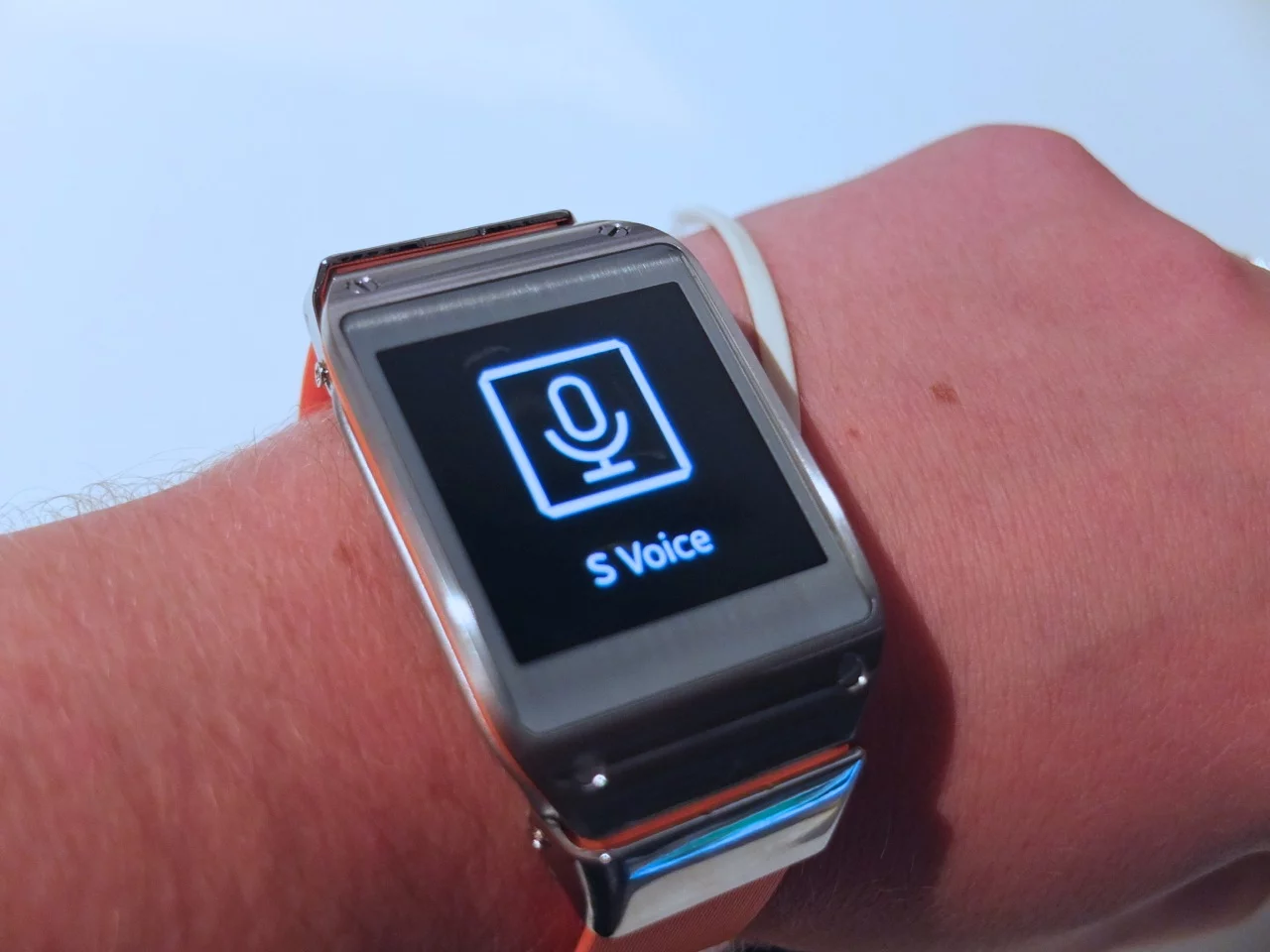 If the watch is in any way beautiful, it's down, in no small part, to the simple white-on-black iconography that indicate each of the watch's functions and the elegant sans serif fonts which tell the time (Photo: Gizmag)