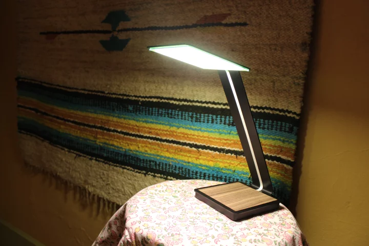 Gizmag tries out the aerelight OLED lamp (Photo: Ben Coxworth/Gizmag)