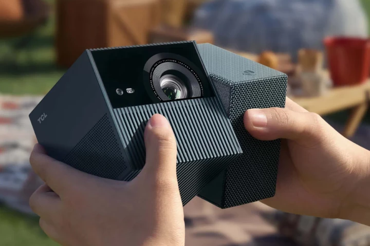 The PlayCube's design was inspired by Rubik's Cube, and features a twisting form factor that negates the need for a separate stand