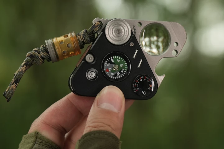 Available in three material choices, the Ti-Scout (pictured here opened up) weighs 88 g in titanium, 153 g in stainless steel, and 165 g in brass