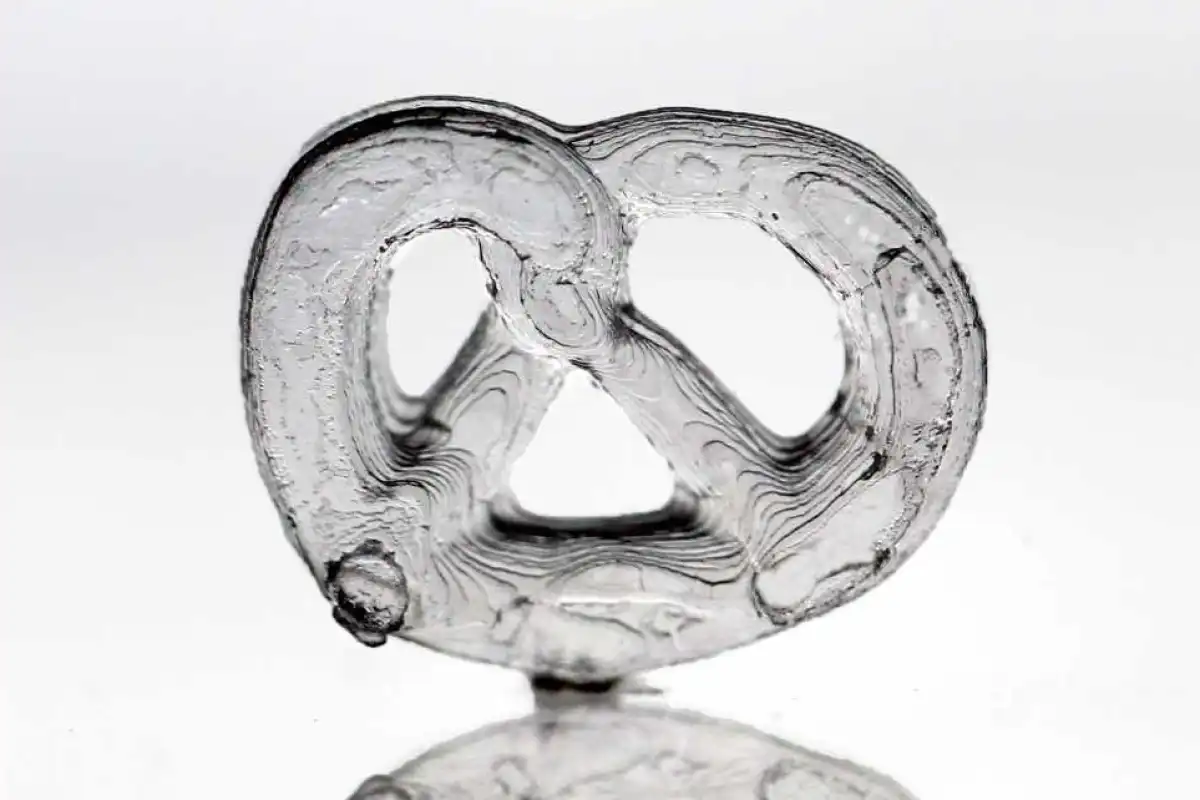 A glass pretzel created using the new technique