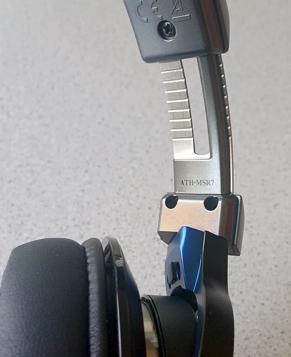 The band hinge helps provide a comfortable fit