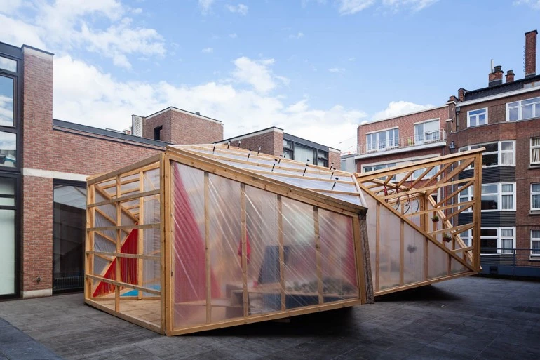 Beneath the amusing premise of a Jane Fonda-inspired home, it offers much food for thought concerning a future without fossil fuel resources (Photo: Miguel de Guzmán)