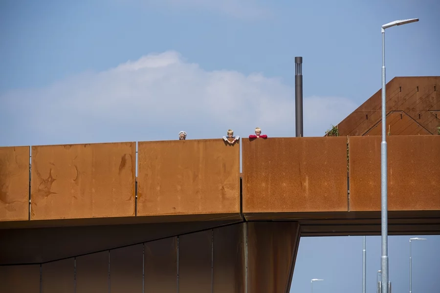 The weather-proof steel used for the Paleisbrug should give the bridge a lifespan of over 100 years