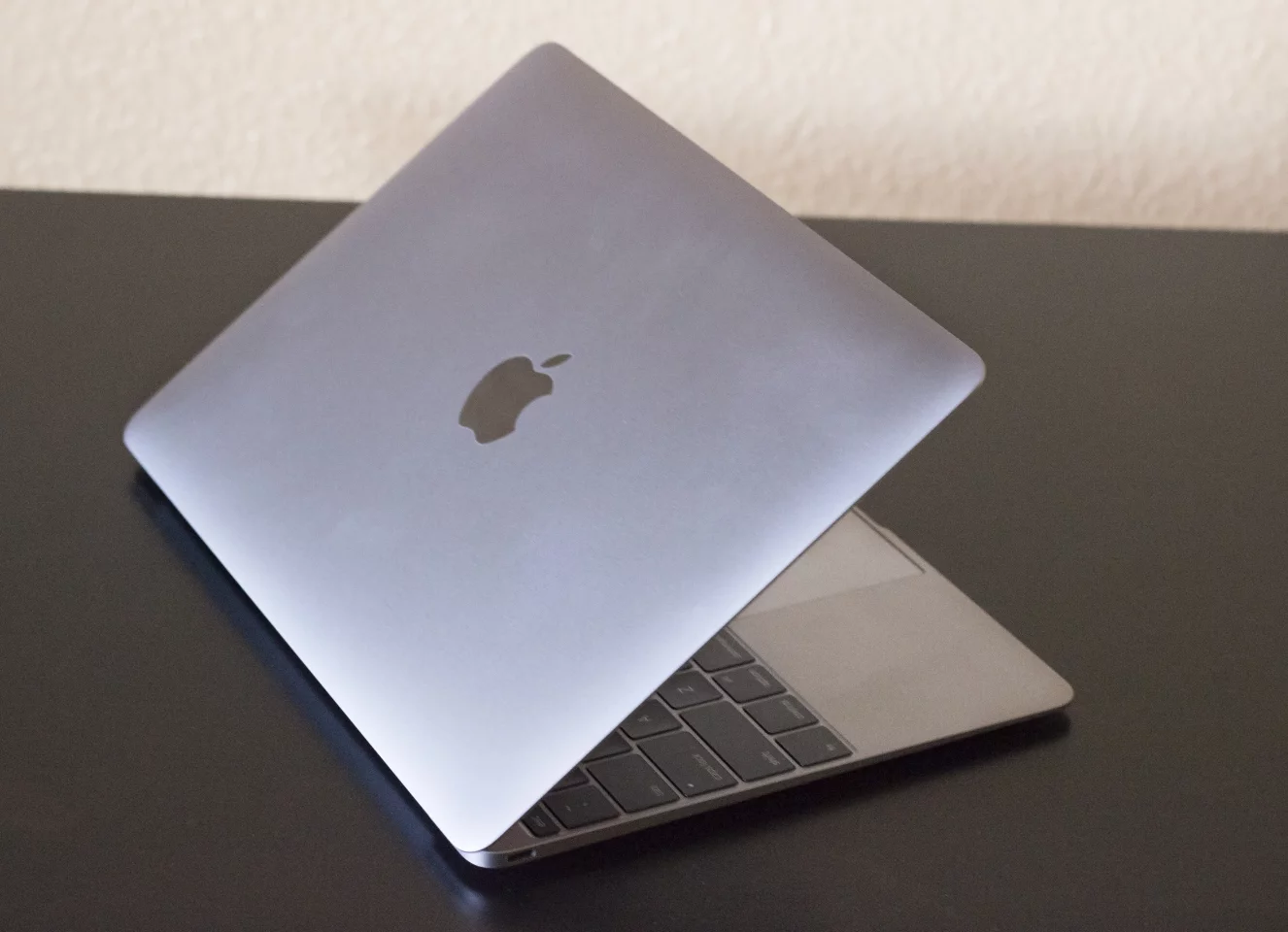 Another look at the new MacBook's slim profile (Photo: Will Shanklin/Gizmag.com)