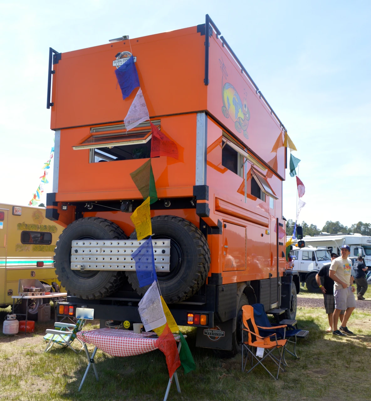 The hydraulic system separates the bedroom into an upper loft, leaving the entire downstairs for other activities