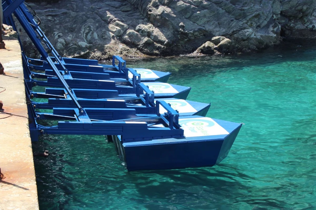 Gizmag watched as the landmark station's buoys were lowered into the water to begin collecting energy