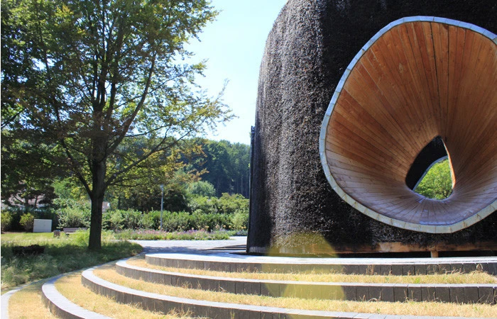The wooden structure of the arena resembles a classic Swedish bath house (image by Lutzow 7)