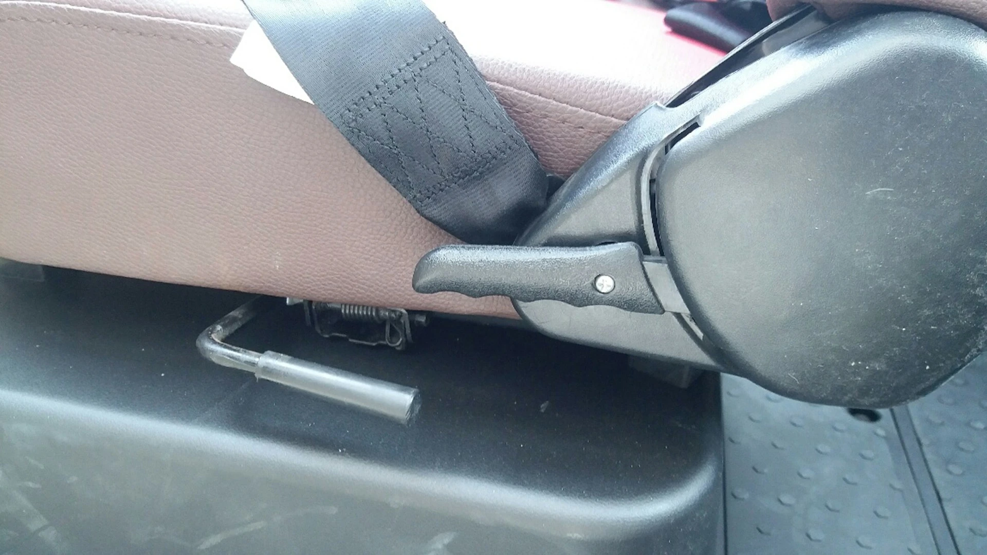 ZEV T3-1 Micro: seat tilt and slide levers