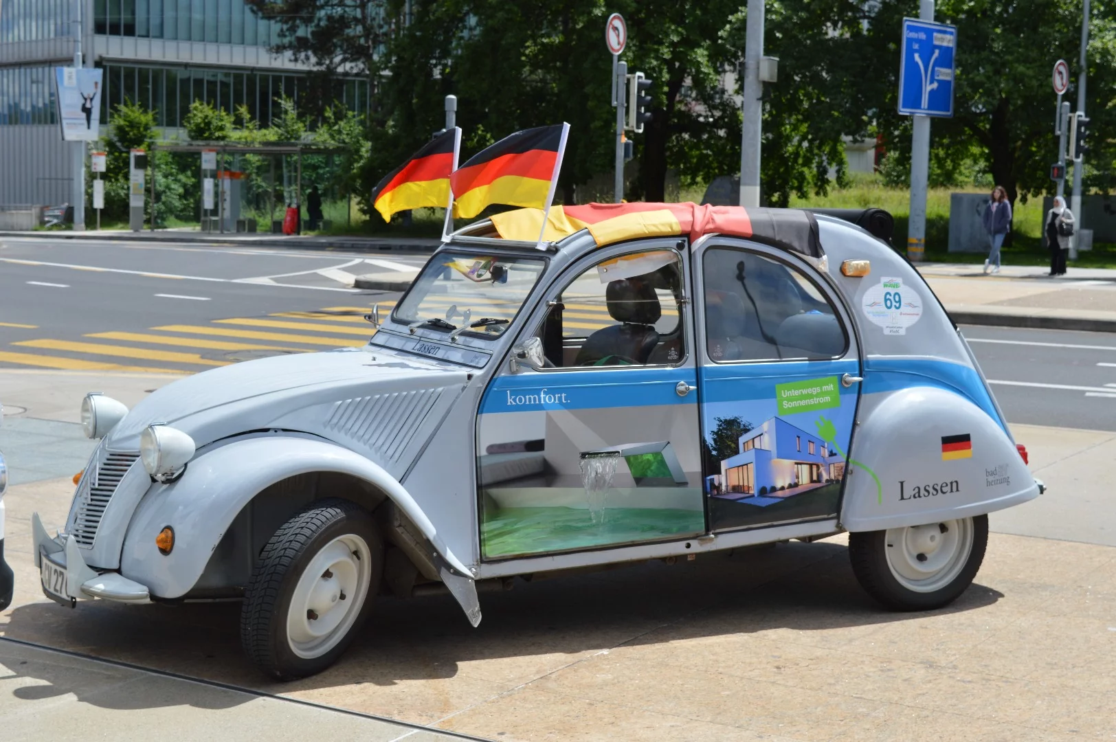 Team Wangart's electric 2CV in Geneva