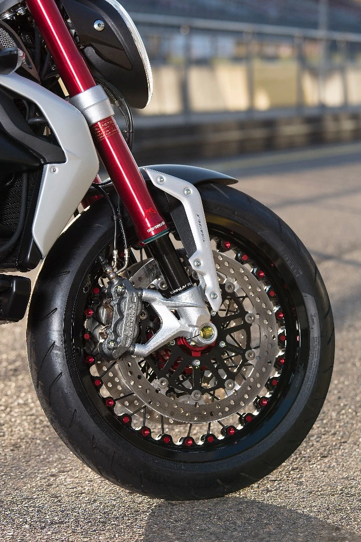 MV Agusta Dragster 800 RR: spoked front wheel with radial monobloc Brembo calipers