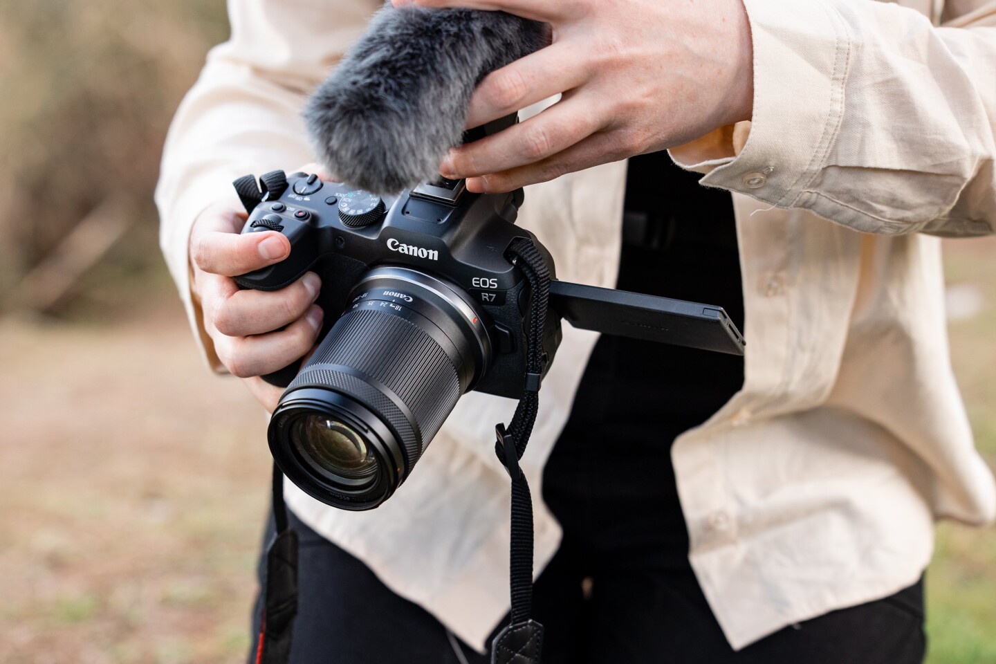 The EOS R7 features a multifunction shoe mount to supply power and high-speed comms to accessories such as external microphones and flash modules
