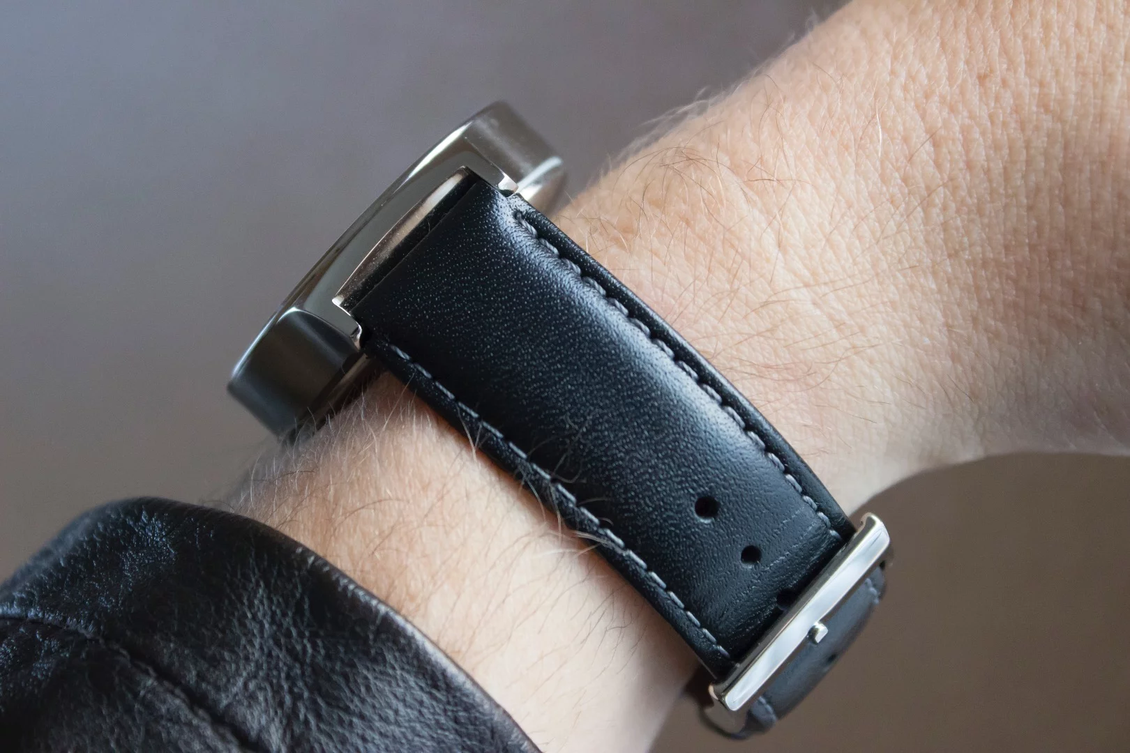 The leather band in this model is thick, stitched and feels high-end