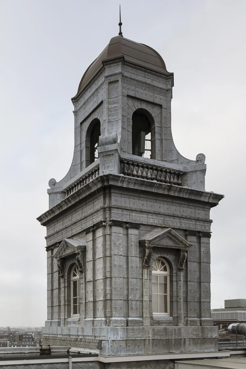 The tower atop Amsterdam's historic De Bijenkorf department store (Photo: i29)