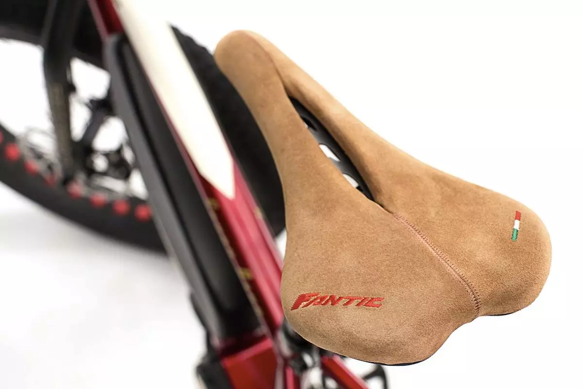 The Montegrappa grips and saddle help give the Seven Days its stylish look