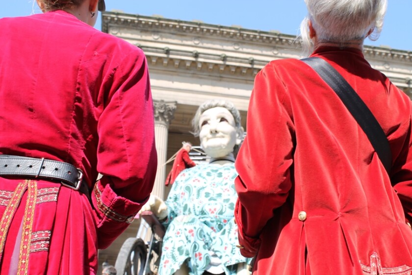 Two of the "Lilliputian" operators look up at the grandmother (Photo: Stu Robarts/Gizmag)