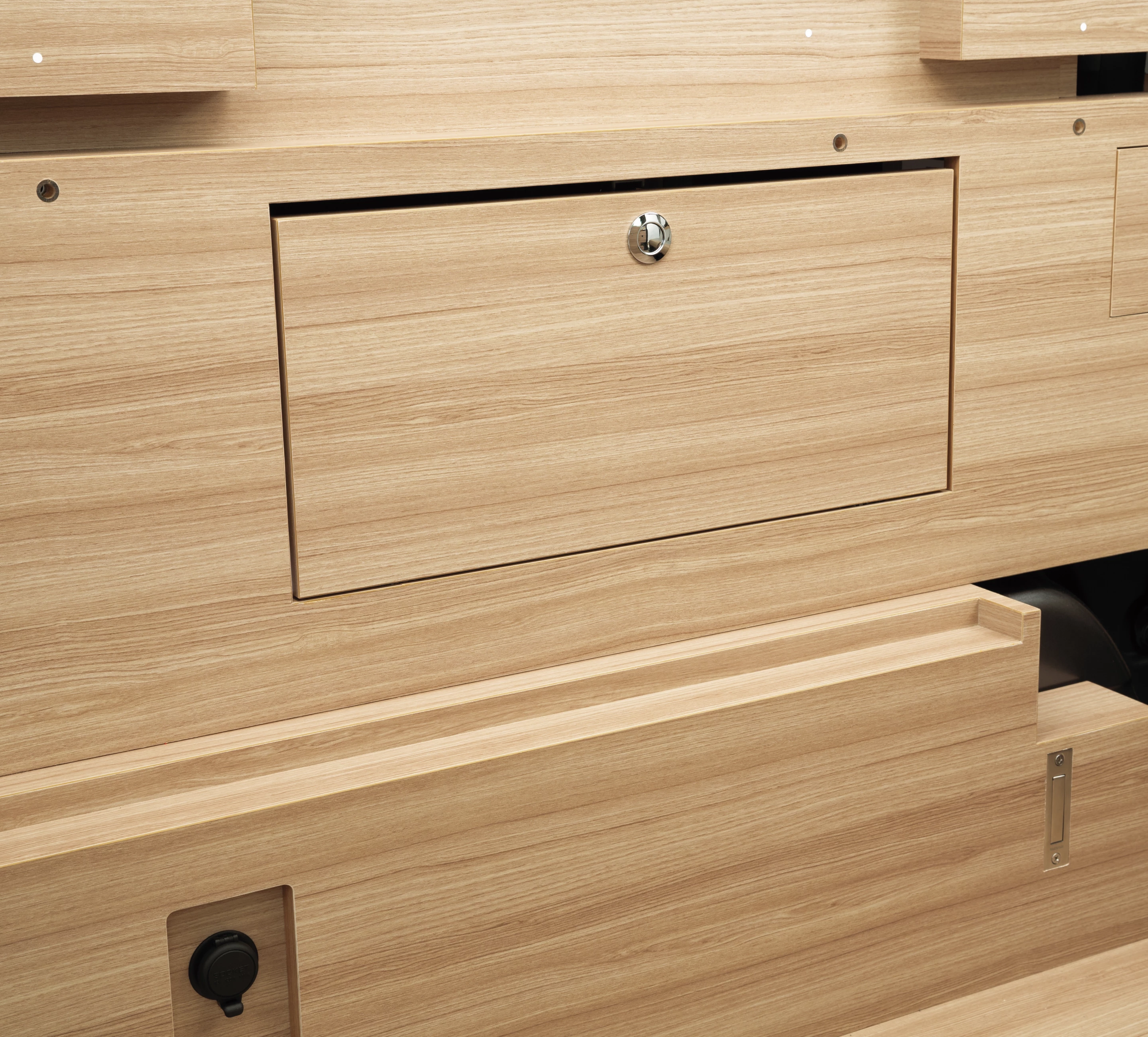 Closed storage compartment