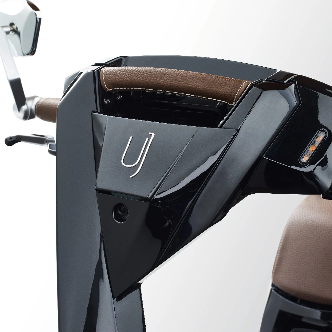 The Ujet features a front-facing HD camera and adaptive front LED lighting