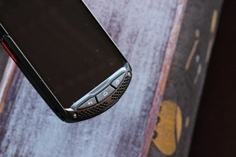 Front-facing speakers below the hard buttons deliver impressive volume