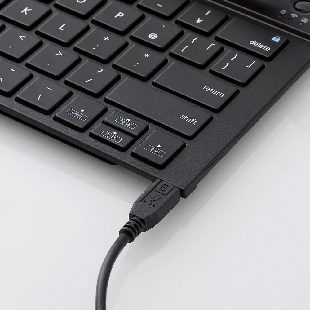The TK-FBP048ECBK charges via USB