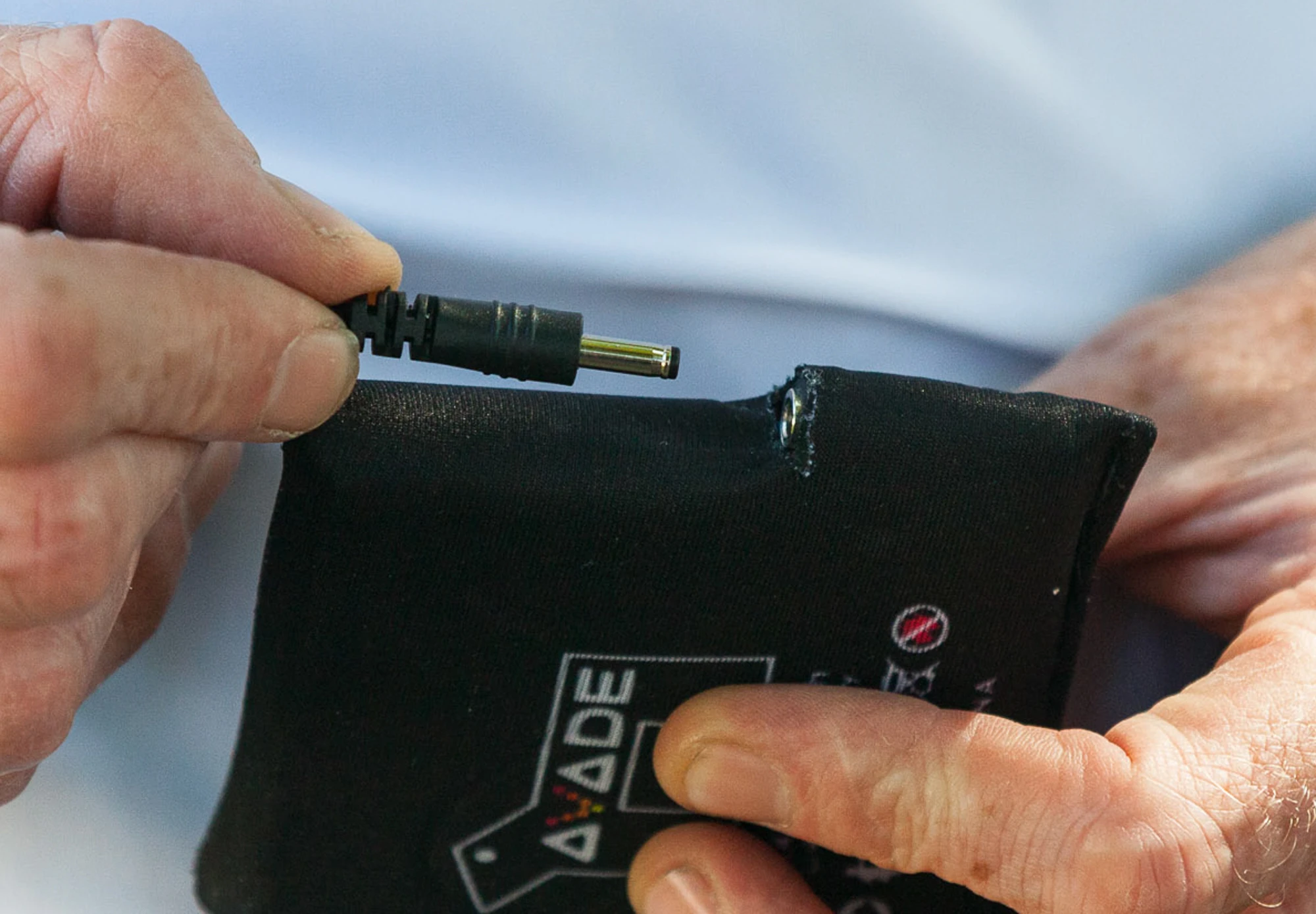 The 7.4 V, 4400 mAh lithium polymer battery should last for around 6 hours on the lowest setting (Photo: Loz Blain/Gizmag.com)