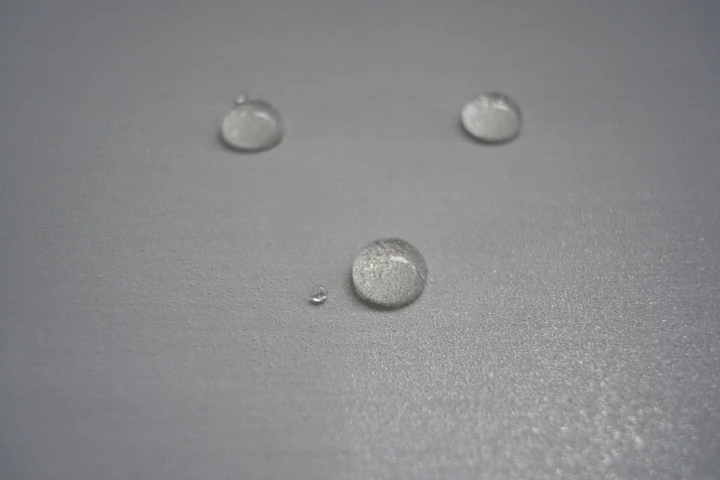 When oil is applied to stainless steel that's coated with the varnish, it beads off instead of sticking