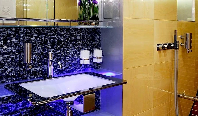 M/Y Shooting Star bathroom