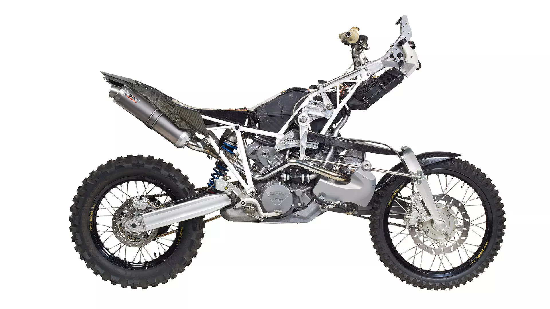 The Projekt DT-A requires changing the chassis of the original KTM 990 Adventure