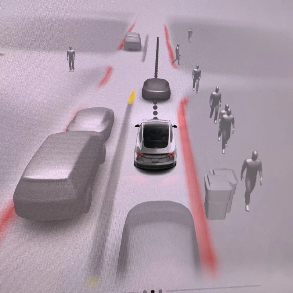 The new visualization system shows the car's surroundings in greater detail