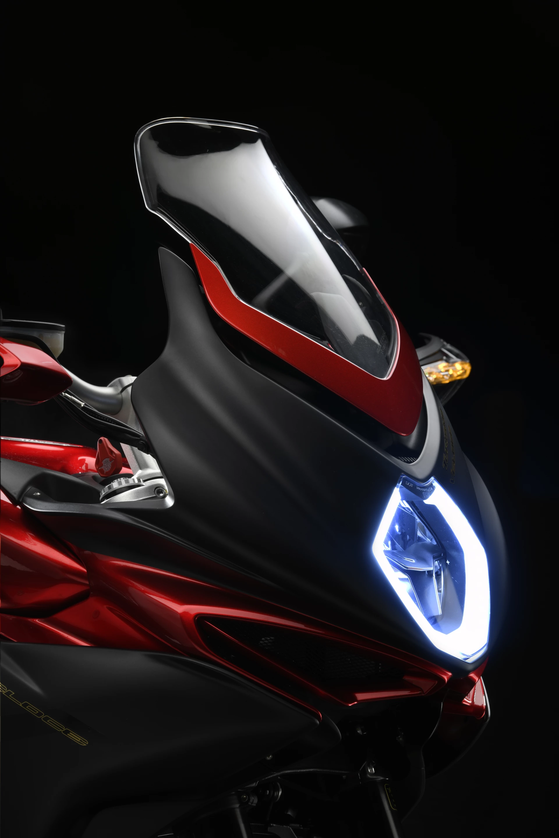 MV Agusta Turismo Veloce Lusso SCS: angel eyes and adjustable screen