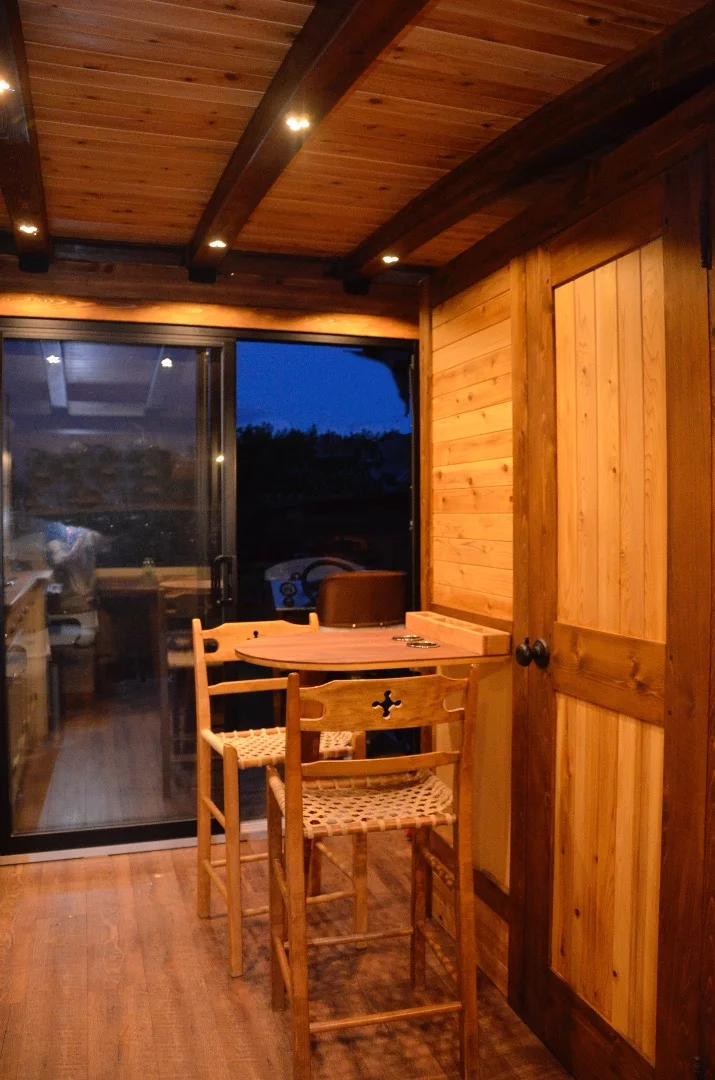 A small dining area in Le Koroc