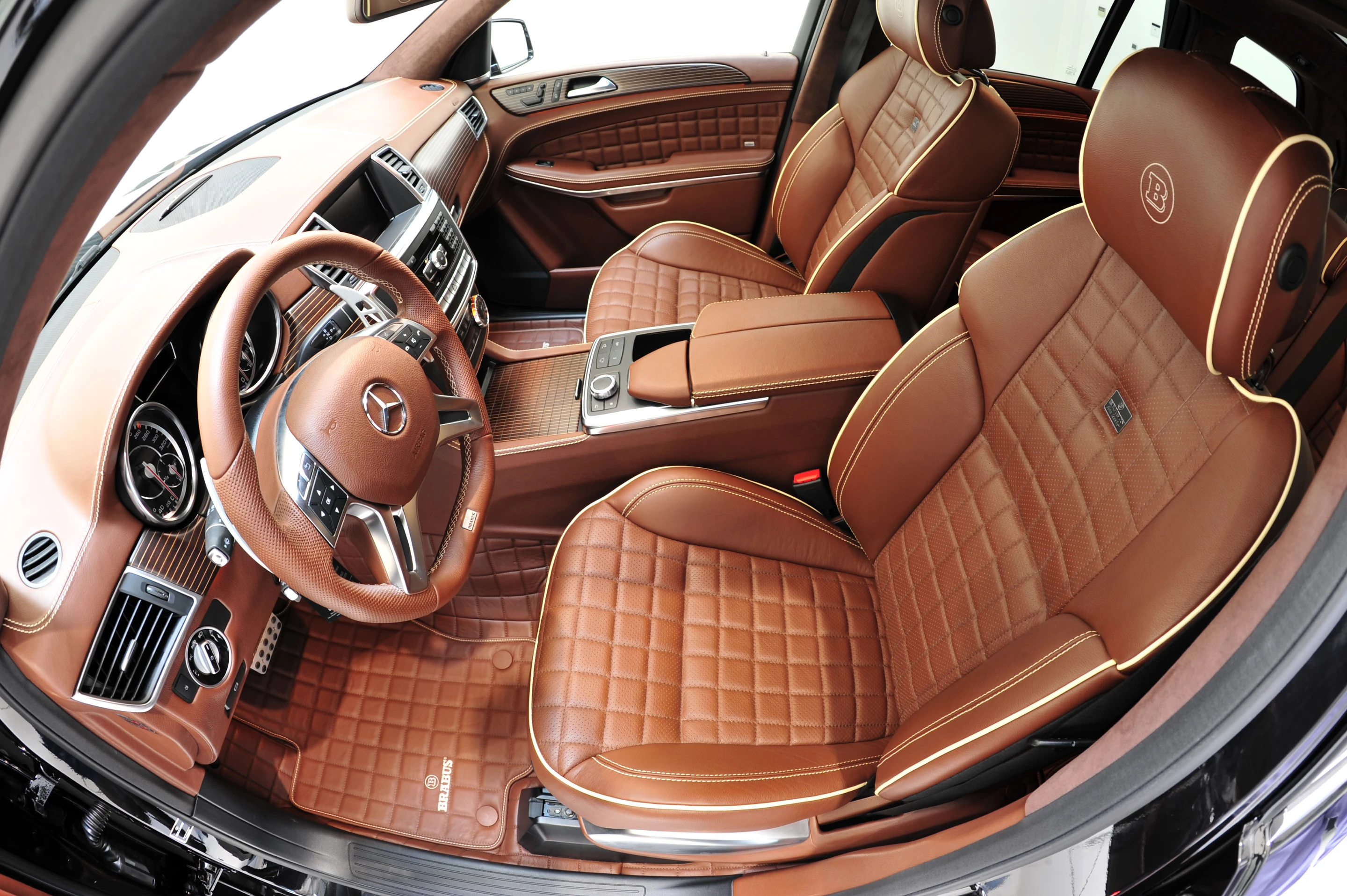Stainless steel scuff plates, 320 km/h (200 mph) speedometer, aluminum pedals nicely complement Mastik and Alcantara leather finishes