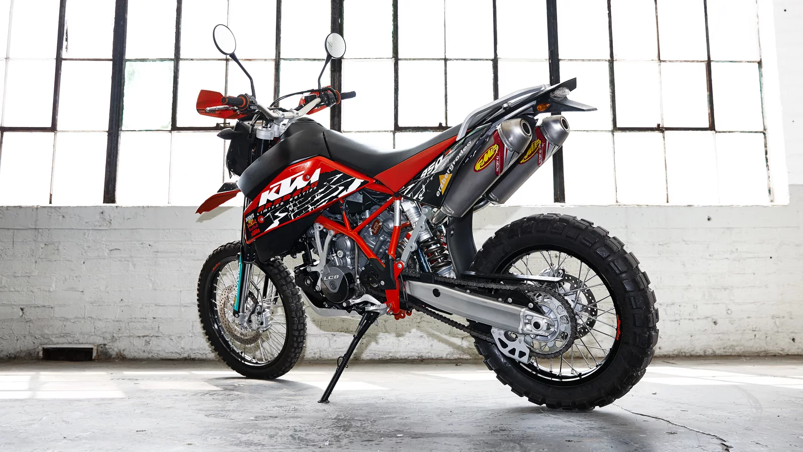 The 950 Super Enduro arrives at Cosentino's workshop in almost stock shape, unaware of its future