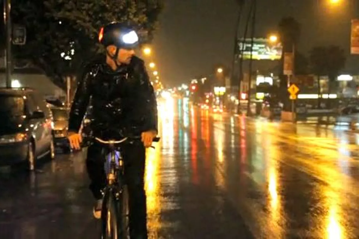 The Torch T1 is a prototype bicycle helmet, that incorporates luminous front and rear panels