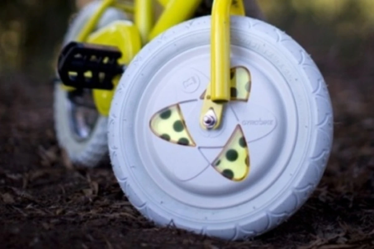 The Gyrowheel uses an independently spinning disk to stabilize the bike