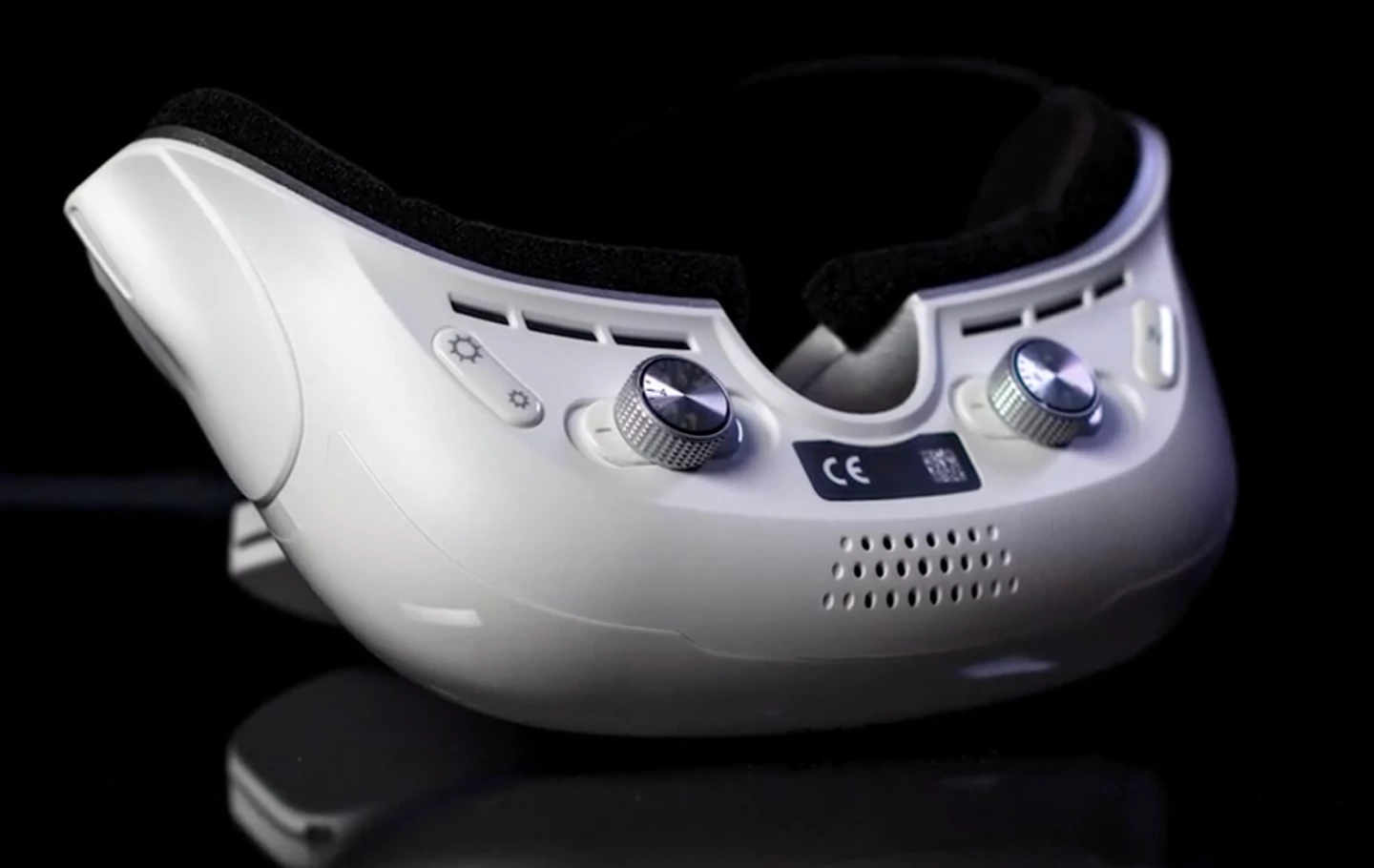 Precise diopter adjustment for each eye means the GOOVIS Young can be used without glasses