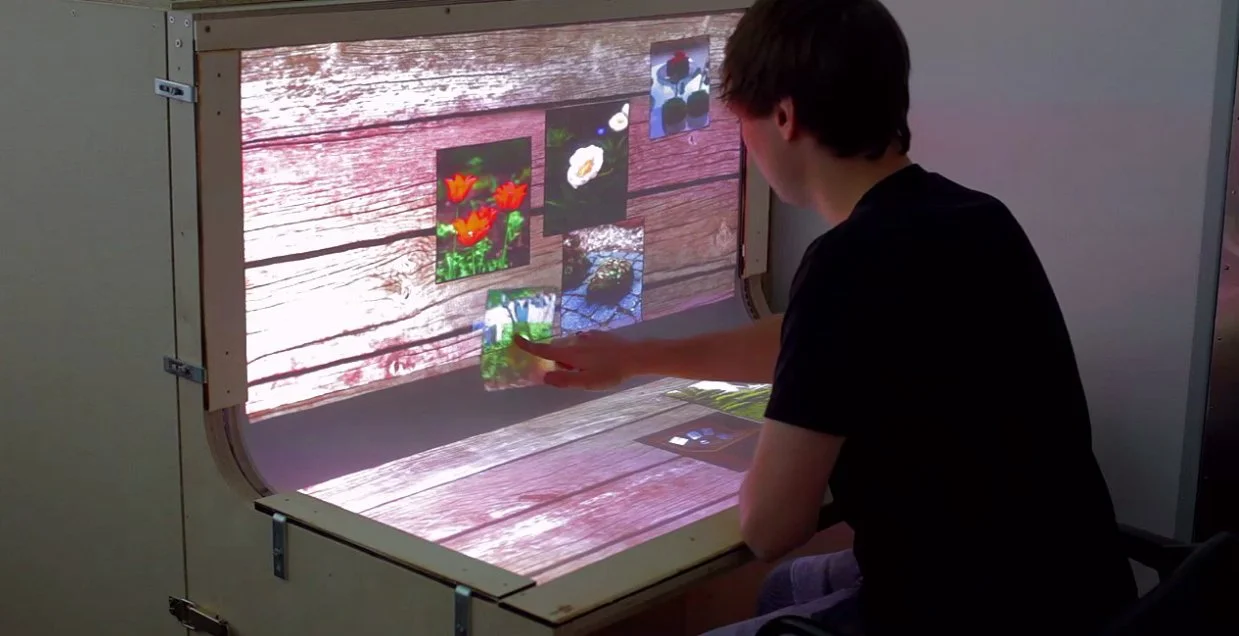 Arranging a photo album across all display surfaces of BendDesk