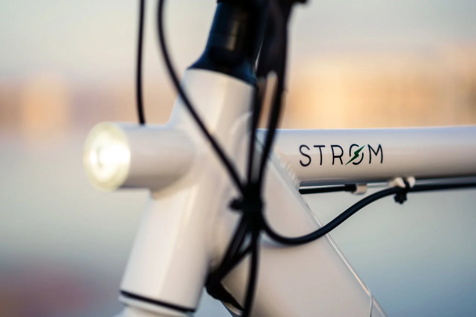The Strøm City features integrated front and rear lighting