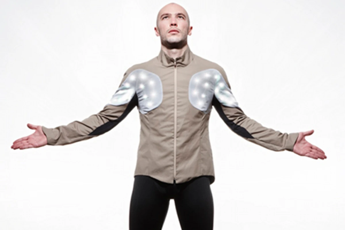 The Utope Project's Sporty Supaheroe integrates sensors and RGB LEDs into an "intelligent" cycle jacket