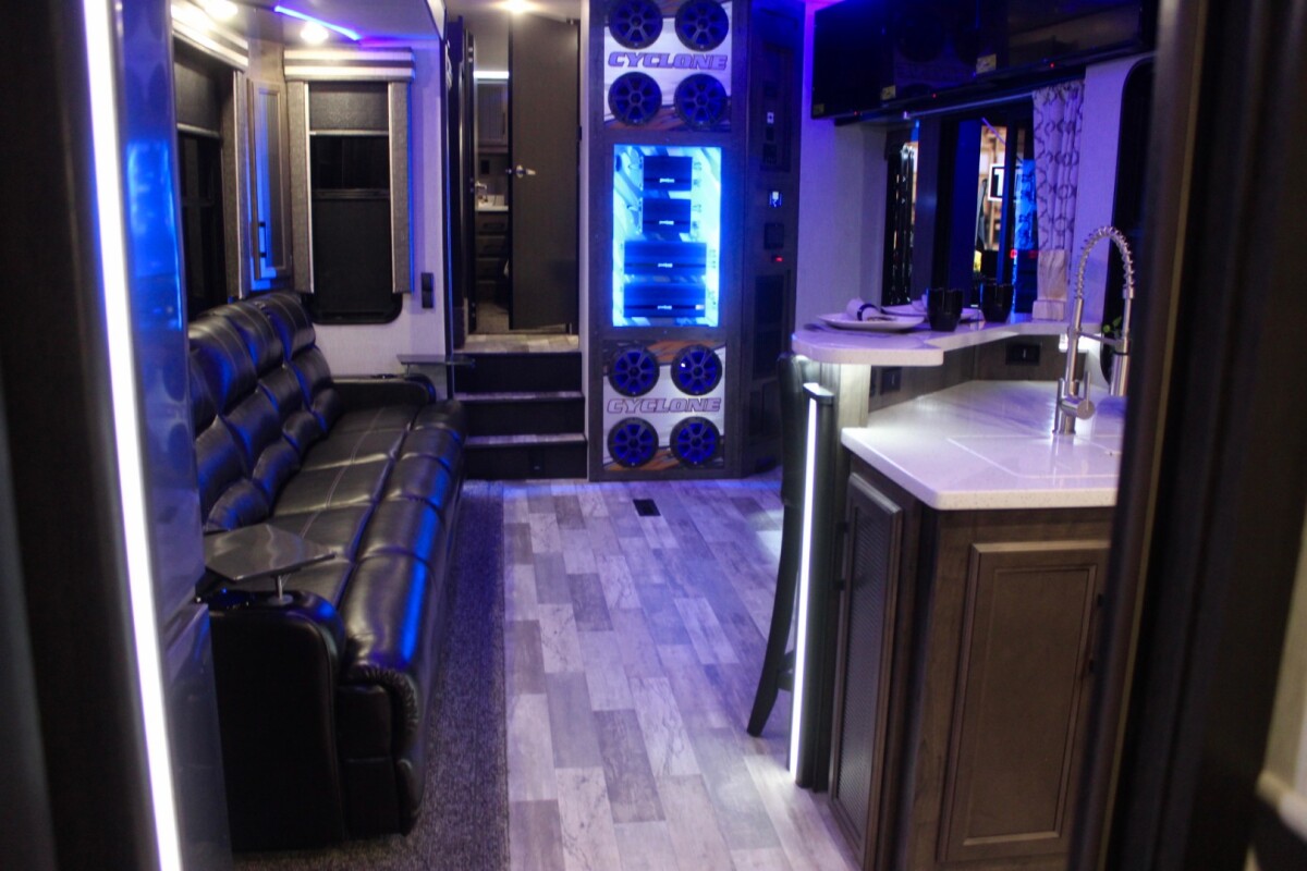 A better look at the kitchen/living area layout