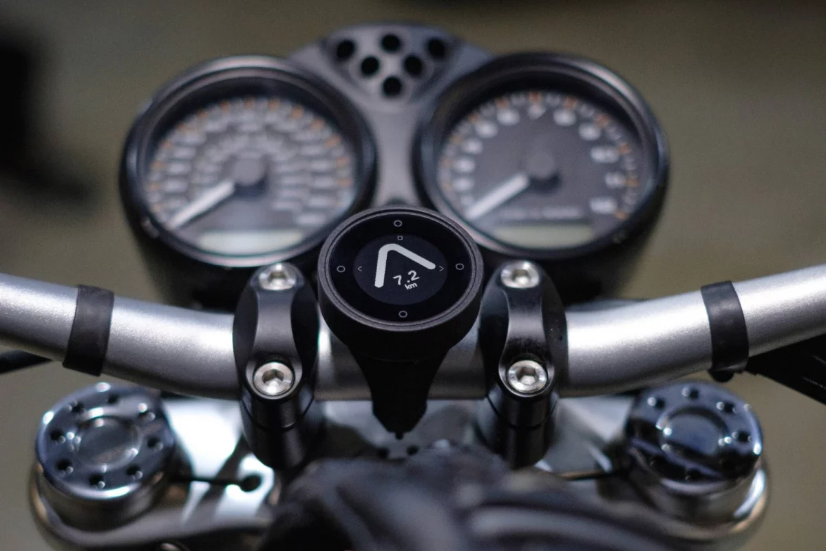 Beeline Moto: a simple, clean, minimalist navigation gadget for motorcyclists