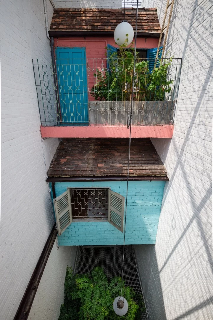 Saigon House is a love letter to alleyways in Ho Chi Minh City from a21 Architects. Four floors on a 118 in (3 mt) wide plot were structured around a tree at the center of the building