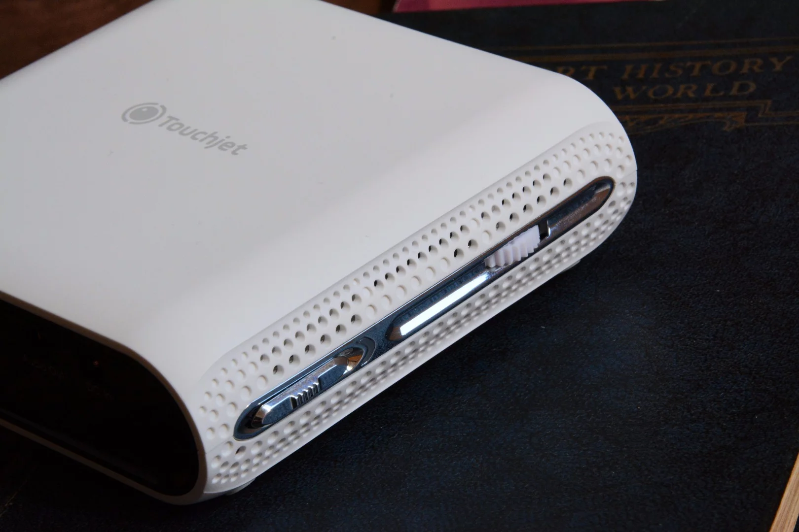 Focus is manual and adjusted using the wheel on the right side of the Pond