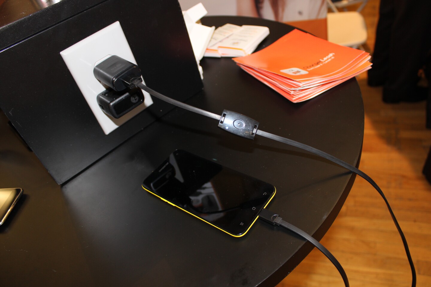 ChargerLeash at work ready to prompt you to take your charger home (Photo: Gizmag)